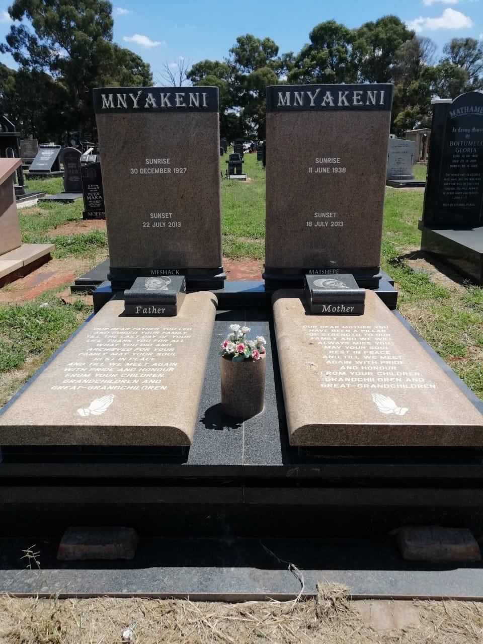 Mnyakeni double tombstone in brown sandstone and black granite