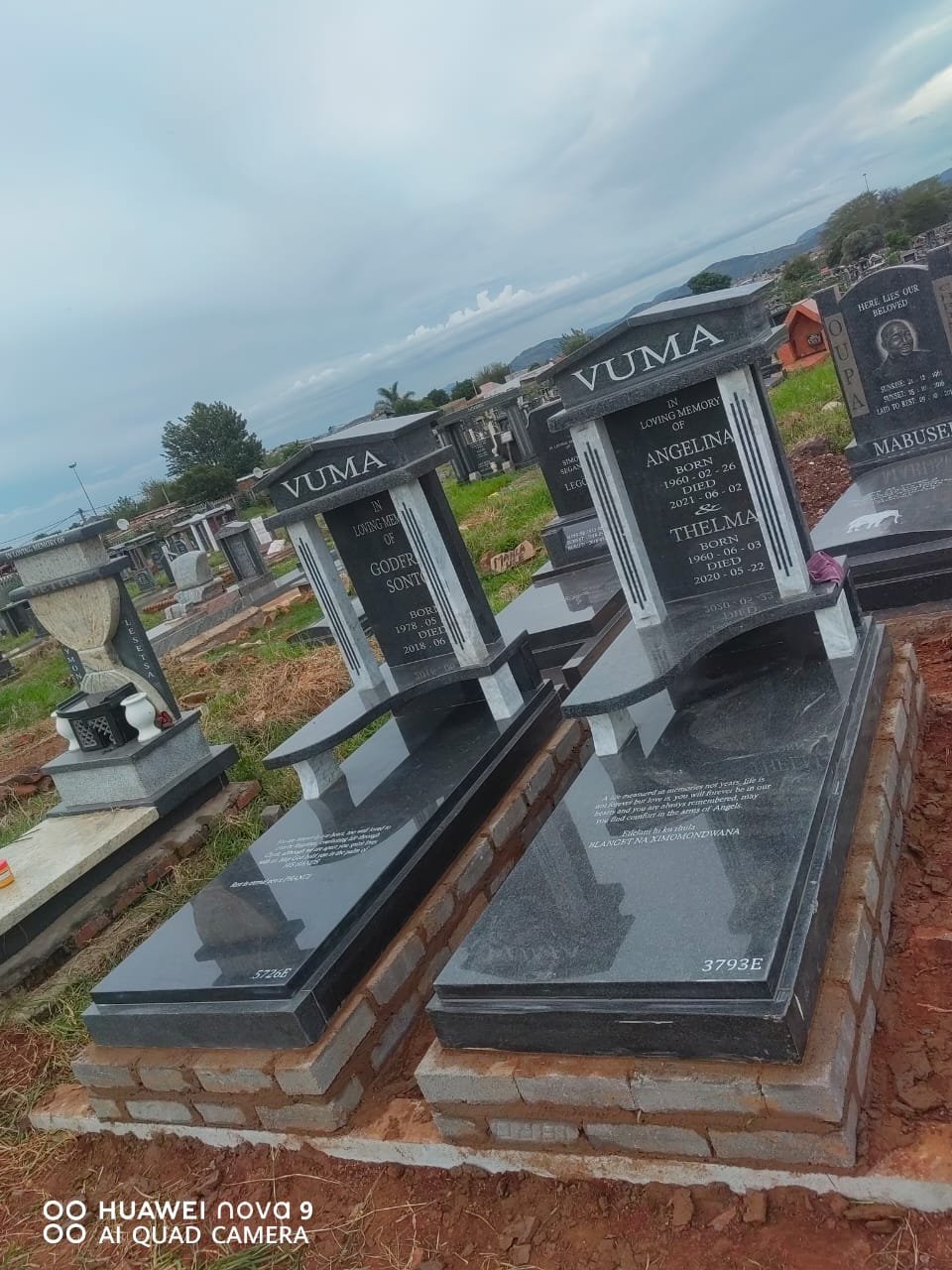 Vuma double tombstone side angle with brick base